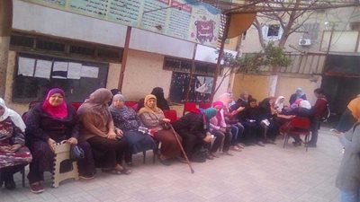 حشود من الناخبين قبل التصويت بمدرسة المنيرة بالسيدة زينب