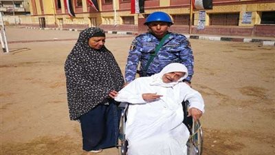 مسن على كرسي متحرك يدلي بصوته بلجنة مدرسة بورسعيد بكفر الدوار 