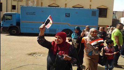 زغاريد وهتافات تحيا مصر في لجان المعهد الديني بقنا