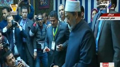 شيخ الأزهر يدلي بصوته في الانتخابات الرئاسية (فيديو)