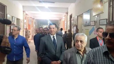 محافظ أسيوط يقف في الطابور للإدلاء بصوته