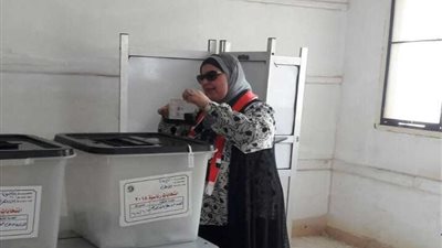 مايسة عطوة وزوجها يدليان بصوتيهما في الانتخابات