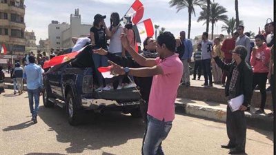 رقص المواطنين في ميدان التحرير عقب إدلائهم بأصواتهم 