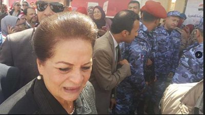 محافظ البحيرة تتفقد لجان الانتخابات وتوزع الهدايا والورود على الناخبين 