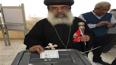 الأنبا أغابيوس يدلي بصوته في الانتخابات