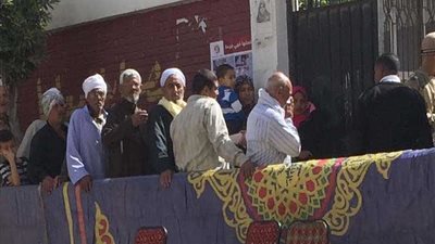 رجال كفر الشيخ يحتشدون أمام لجان مدرسة التل بكفر الشيخ