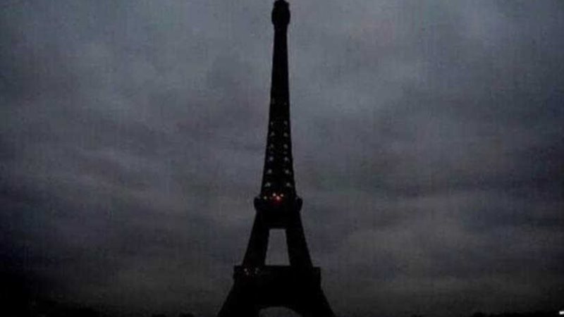 برج إيفل يطفئ أنواره