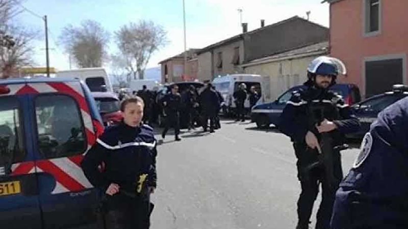 مصرع شرطي فرنسي متأثرًا