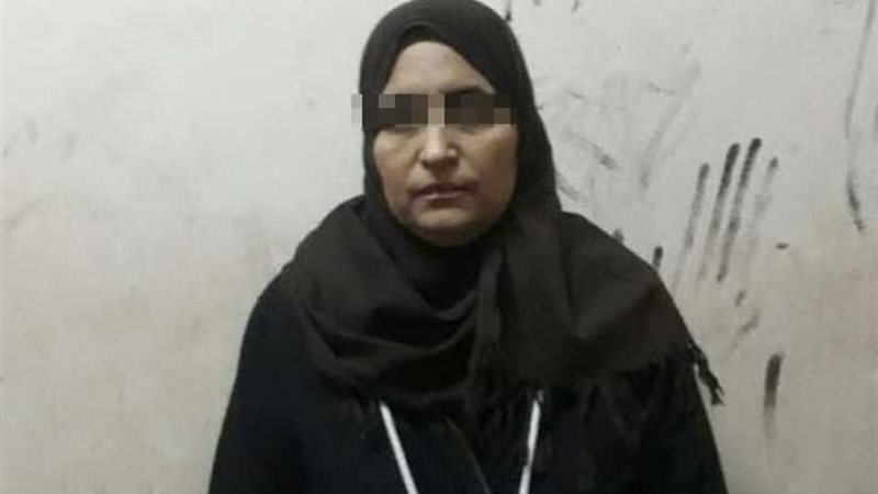 نصابة تستولي على