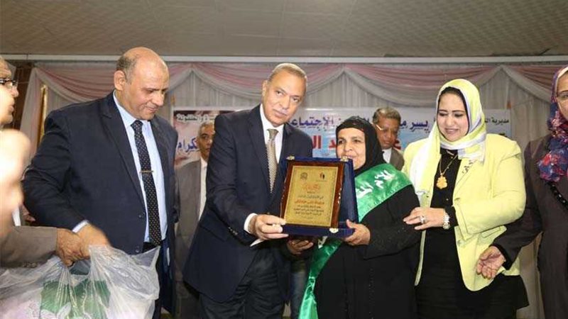 محافظ قنا يكرم الأمهات