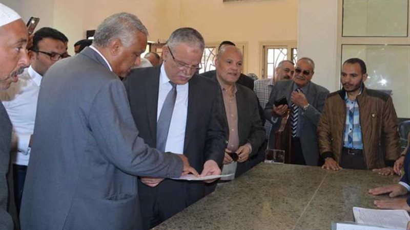 محافظ المنيا يضع