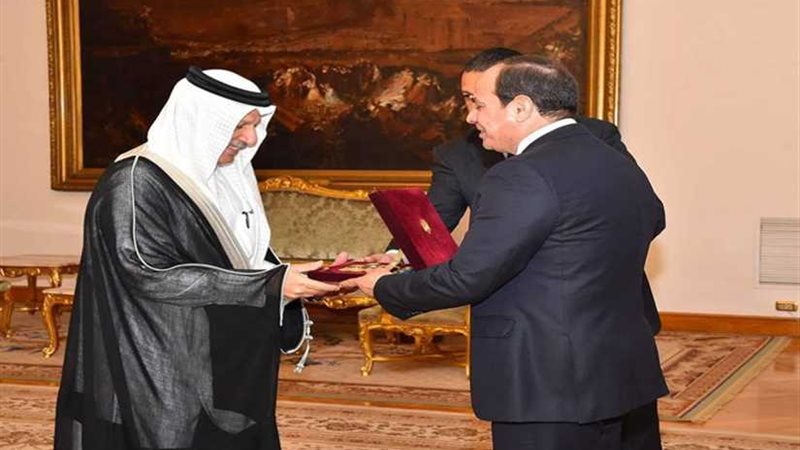 السيسي يمنح سفير