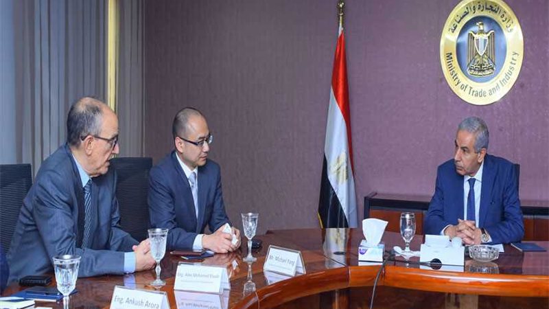 وزير التجارة يبحث