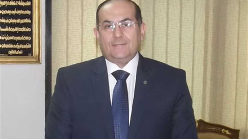 محافظ سوهاج يسلم