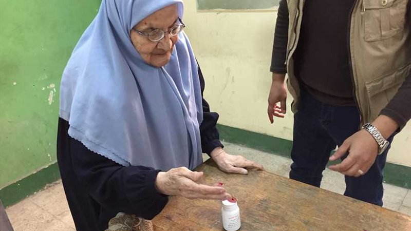 مسنة تدلي بصوتها