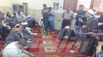 محافظ المنيا ومدير الأمن يؤديان صلاة الجمعة من مسجد قرية 