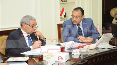 وزيرا الإسكان والصناعة يتابعان خطة توصيل المرافق لطرح الأراضى الصناعية بالمدن الجديدة
