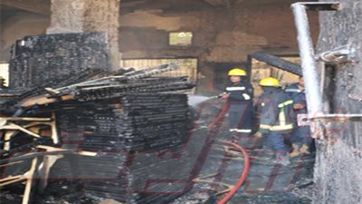 إخماد حريق بمخازن أخشاب 