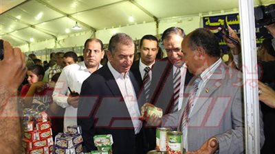 بالصور .. محافظ كفرالشيخ يفتتح معرض 