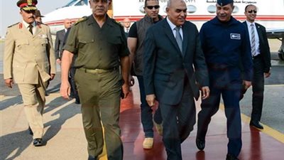 وزير الدفاع يعود من فرنسا بعد تسليم رسالة الرئيس
