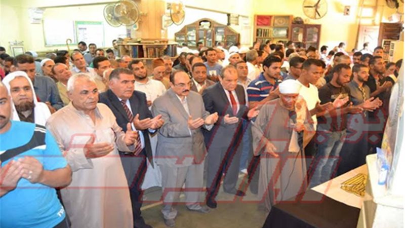 بالصور.. المئات يشيعون