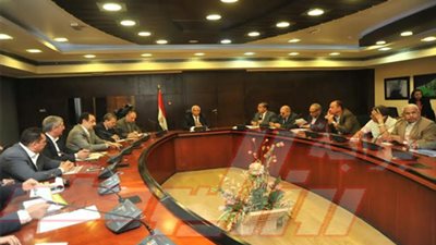 وزير النقل يشدد على سرعة الانتهاء من تطوير طريق «القاهرة-السويس»