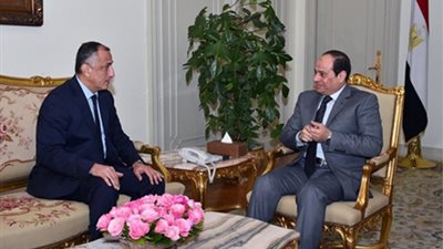 الرئيس السيسي يجتمع بمحافظ البنك المركزى