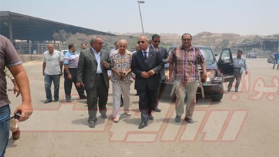 القائم بأعمال محافظ القاهرة يتفقد حريق سوق الجمعة