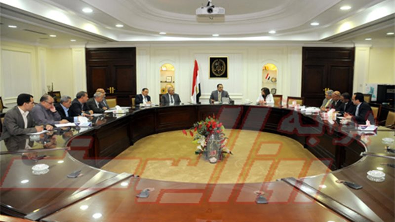 ‏‫وزير الإسكان يعرض