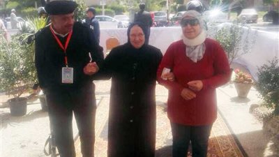 رجال الداخلية يساعدون ذوي الاحتياجات الخاصة «صور»