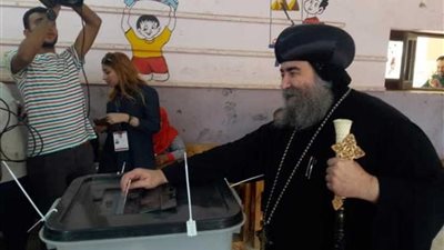 مطران أسيوط يدلي بصوته في الانتخابات الرئاسية