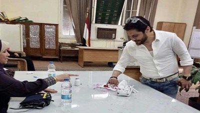 عميد لاعبي العالم يدلي بصوته في الانتخابات (صور)