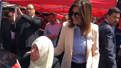 فيديو.. أم مصرية لوزيرة الهجرة من داخل لجنة انتخابية: 