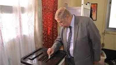 محافظ الإسماعيلية يتابع اللجان ويدلي بصوته