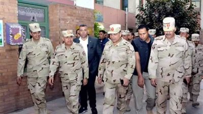 وزير الدفاع يتفقد اللجان الانتخابية للاطمئنان علي الحالة الأمنية