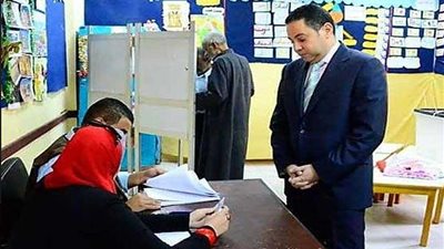 وزير قطاع الأعمال العام يدلى بصوته فى الانتخابات