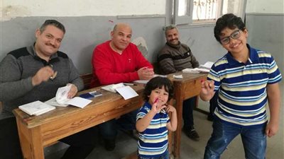أطفال يشاركون ​آ​با​ء​هم التصويت في لجان الإسكندرية