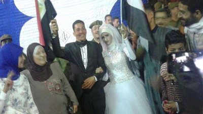 عروسان والمهنئو​ن يدلون بأصواتهم في لجنة بالمنوفية (صور)