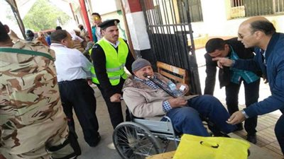 بالصور.. بدء توافد الناخبين فى لجان الساحل باليوم الثانى فى الإنتخابات