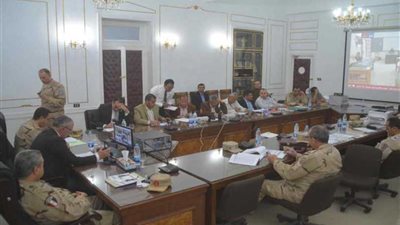 محافظ المنيا يتابع سير الانتخابات الرئاسية من غرفه العمليات الرئيسية