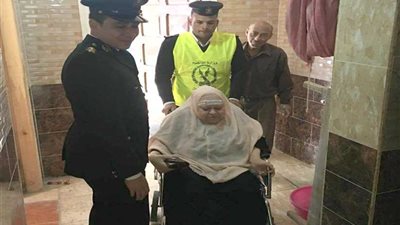 الحاجة عزيزة.. قصة صنعت شعار الشرطة في خدمة الديمقراطية (بالصور)