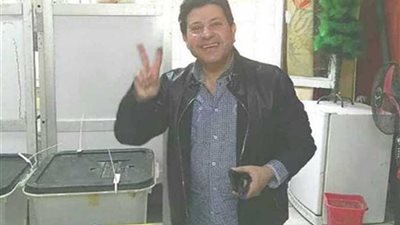 هاني شاكر يدلي بصوته ويرفع علامة النصر