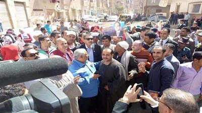 مواطنو كفر صقر يواصلون التوافد على لجان الاقتراع