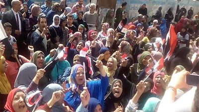 سيدات القطامية يتزاحمن على اللجان