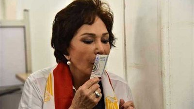 ​نجمات الفن يدلين بأصواتهن (صور)