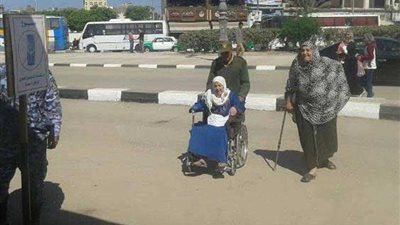 رجال الجيش والشرطة يساعدون كبار السن بلجان البحيرة