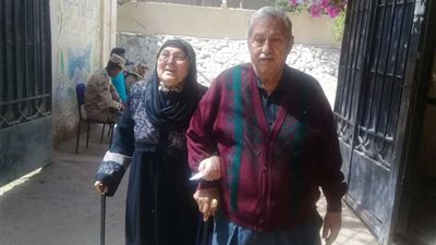 محافظ الجيزة يحقق رغبة سيدة مسنة وزوجها للإدلاء بصوتهما