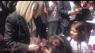 بالفيديو.. الناخبون يستقبلون مندوبي مراقبة الانتخابات بالورود