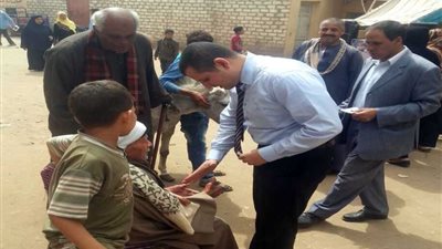 رئيس لجنة بأسيوط يخرج لمسن للإدلاء بصوته (صور)