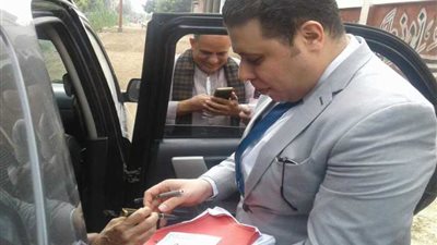 مشرف على إحدى اللجان يخرج لكبار السن لأداء واجبهم الوطني